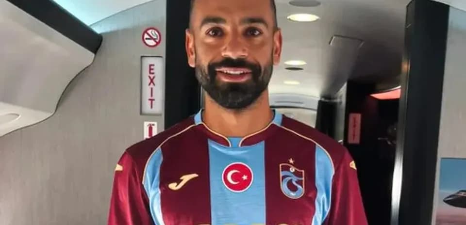 Jugador con camiseta de Trabzonspor en un avión