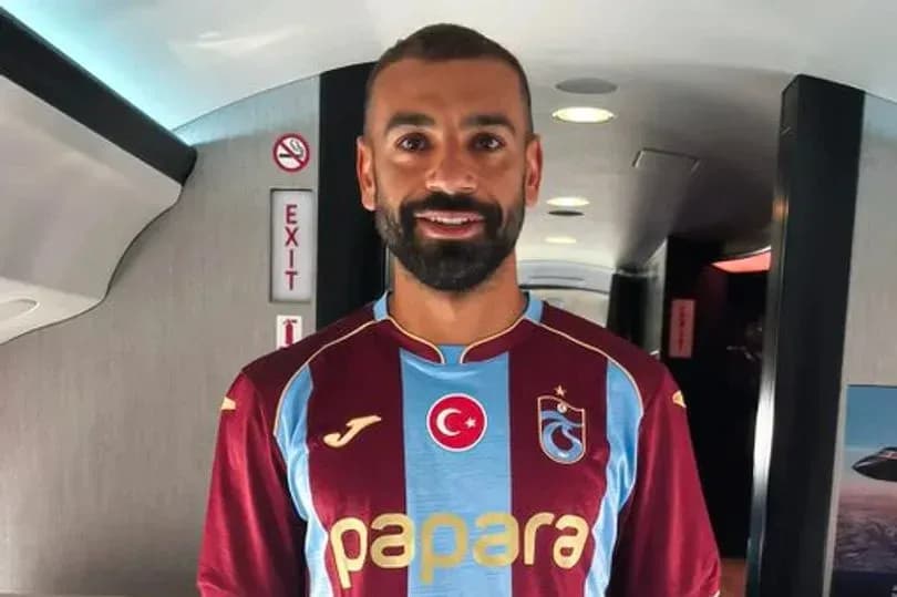 Jugador con camiseta de Trabzonspor en un avión