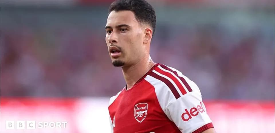 Jugador de Arsenal en el campo durante un partido