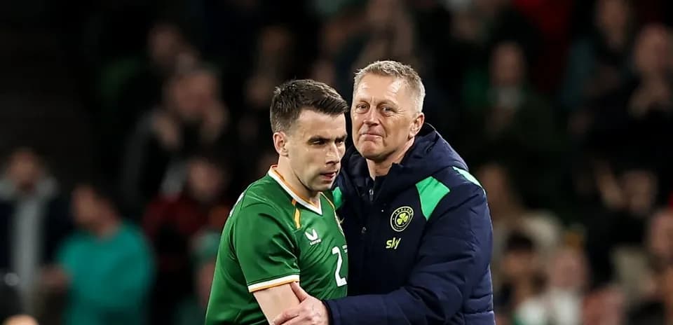 Jugador de Irlanda siendo consolado por entrenador