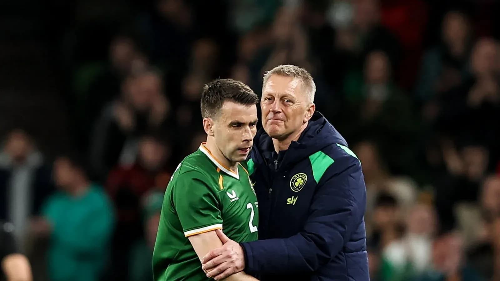 Jugador de Irlanda siendo consolado por entrenador