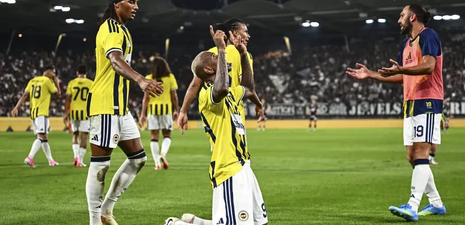 Celebración de gol de Fenerbahçe en partido