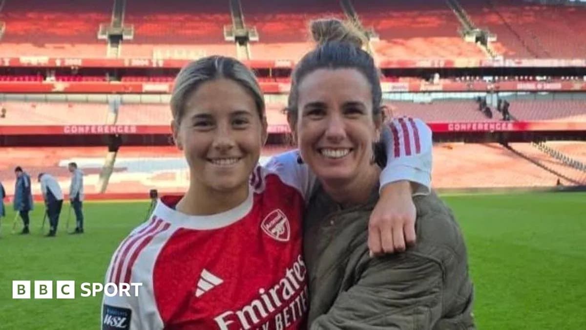 Jugadoras de Arsenal posando en el estadio vacío
