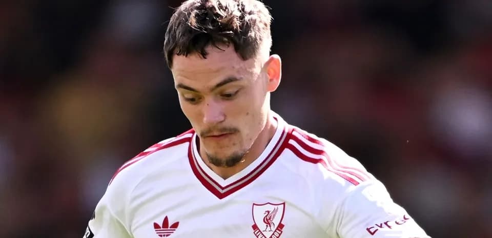 Jugador de Liverpool en acción durante el partido