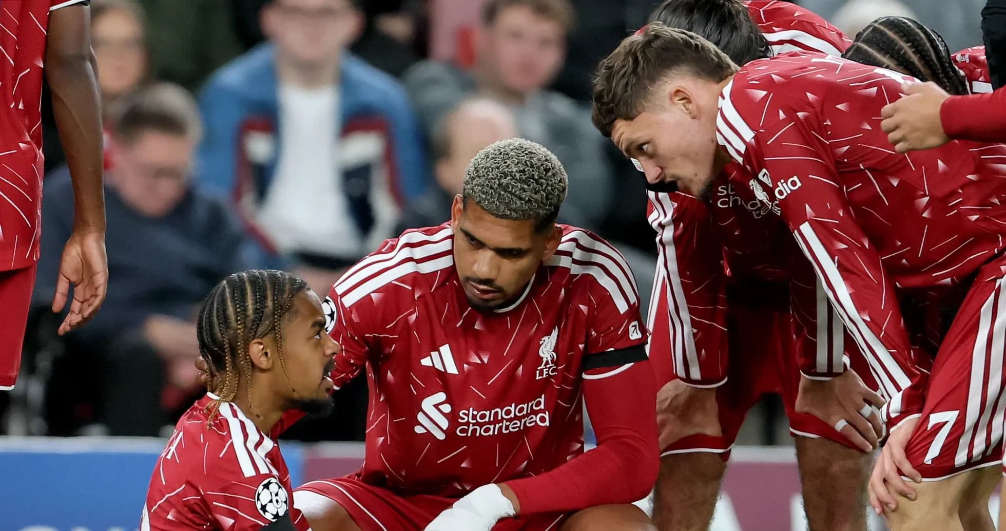 Jugadores de Liverpool discutiendo en el campo