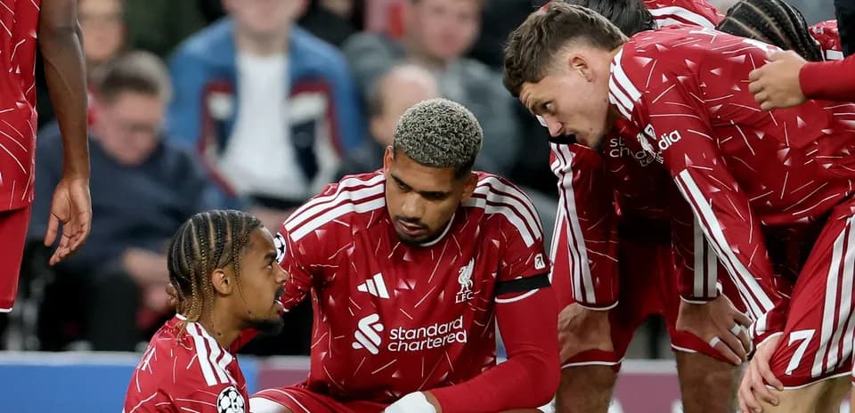 Jugadores de Liverpool discutiendo en el campo