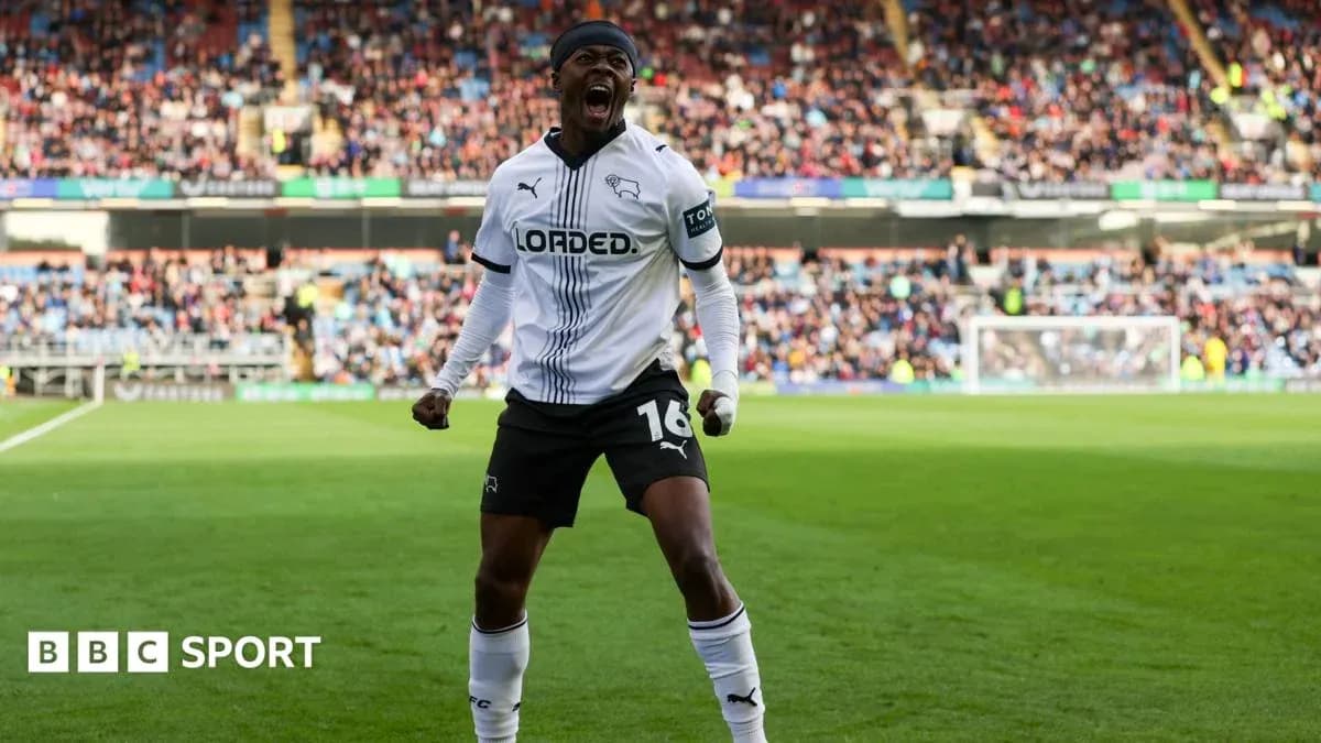 Jugador de Derby County celebrando un gol en el campo