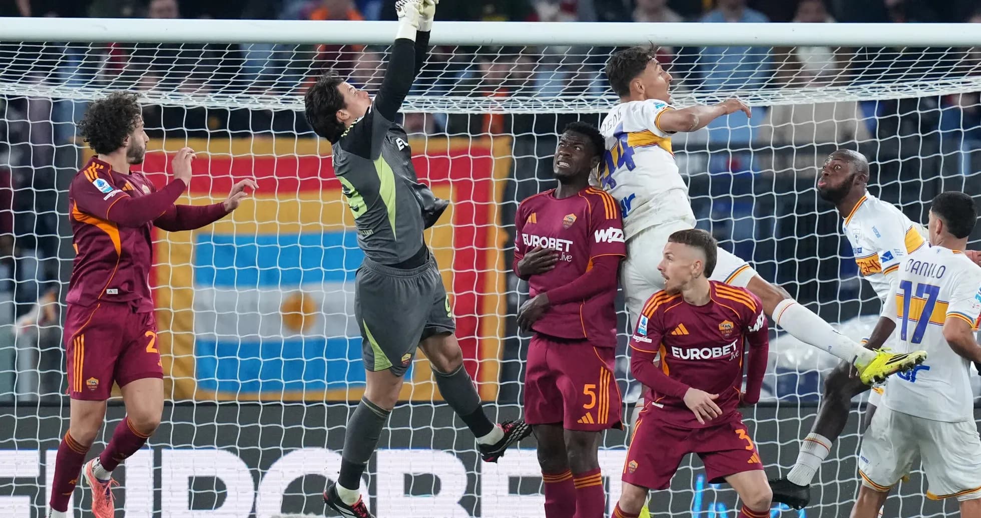 Portero atrapando el balón durante el partido