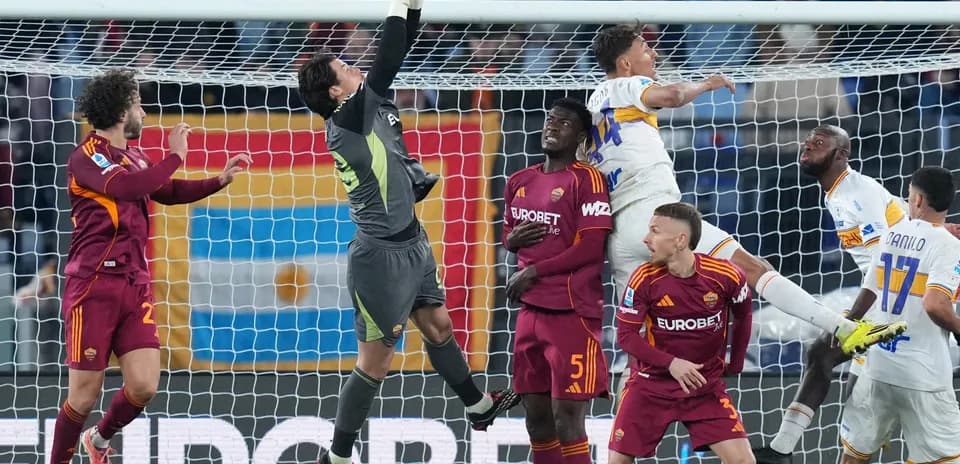 Portero atrapando el balón durante el partido