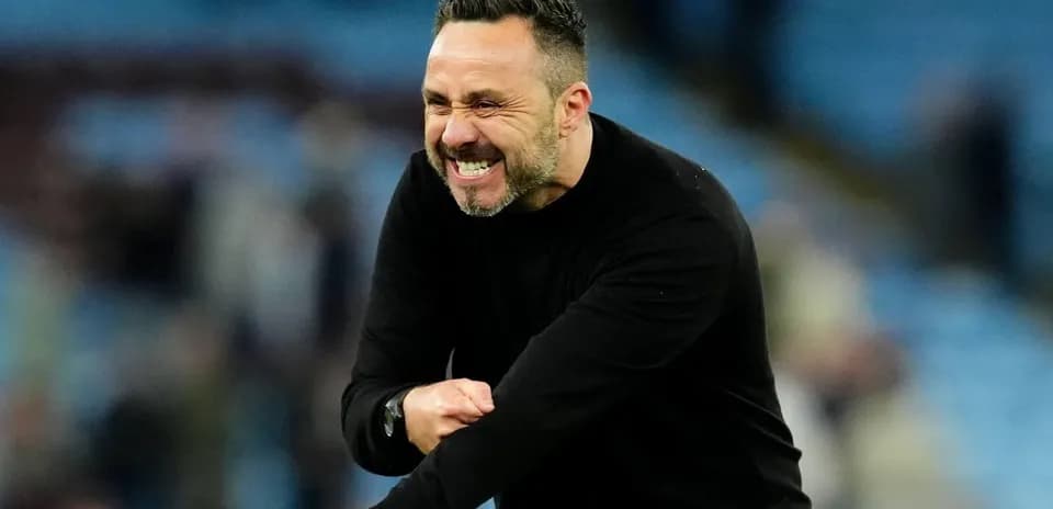 Entrenador celebrando en el campo de juego