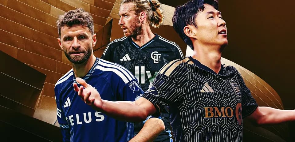 Tres jugadores de fútbol en camisetas de equipos distintos