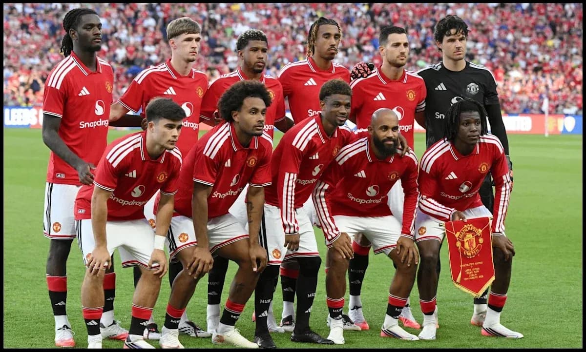 Jugadores de Manchester United posando en el campo