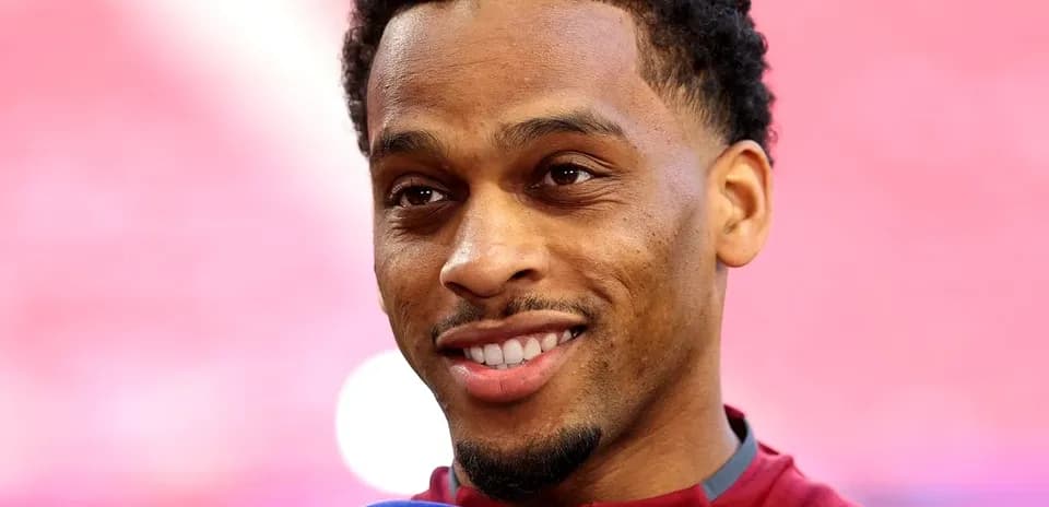 Jugador sonriente en conferencia de prensa