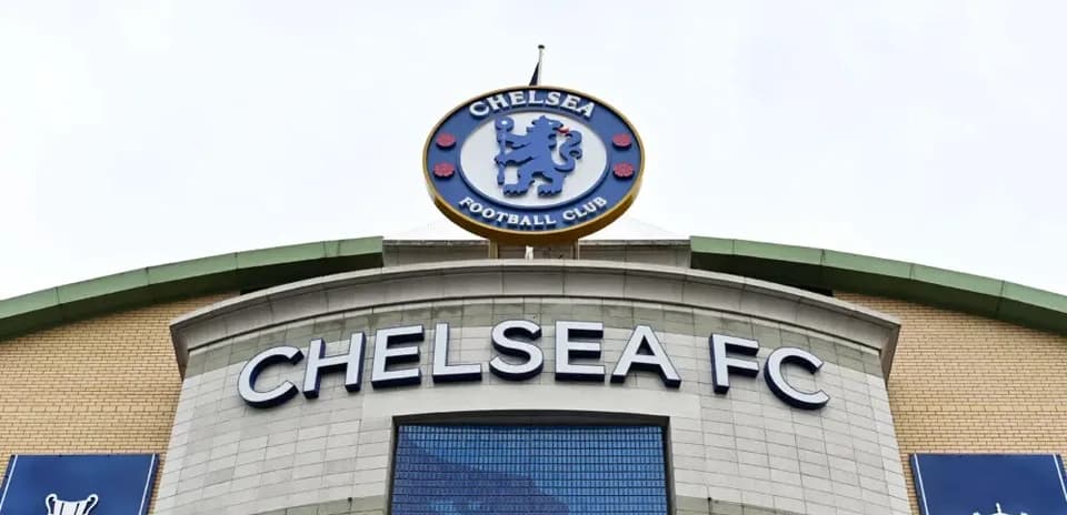 Fachada del estadio de Chelsea FC con logotipo