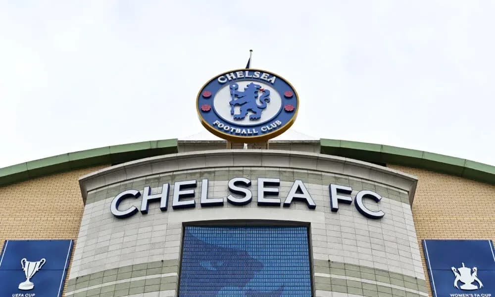Fachada del estadio de Chelsea FC con logotipo