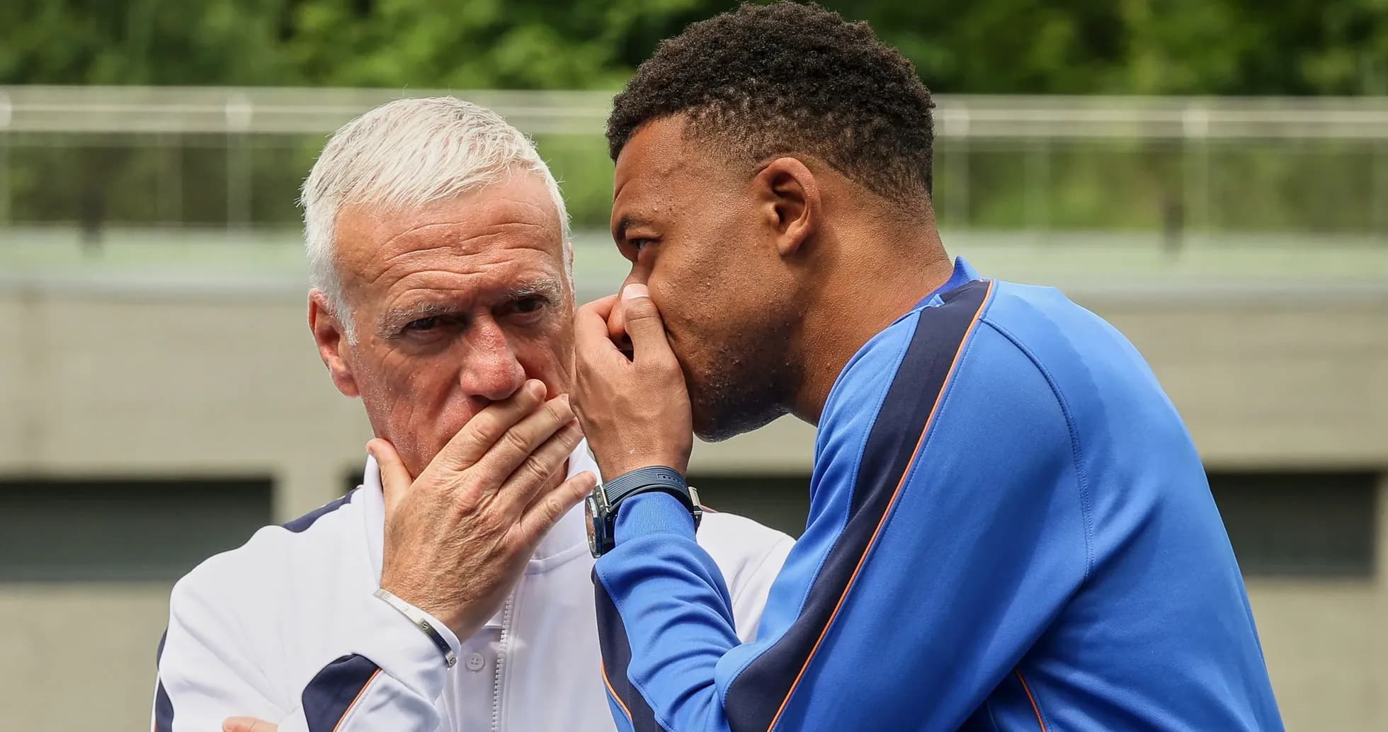 Jugador hablando en secreto con el entrenador