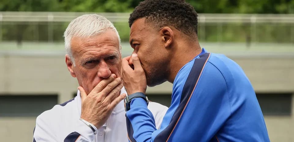 Jugador hablando en secreto con el entrenador