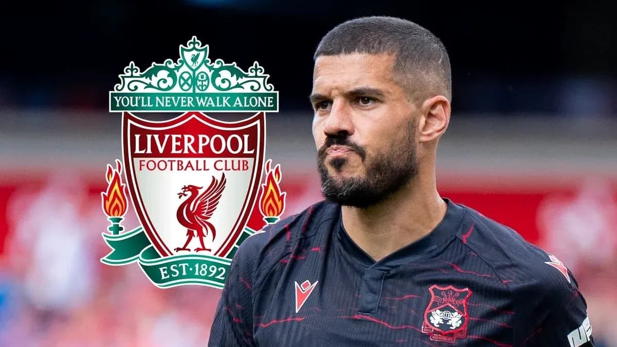 Jugador de fútbol frente al escudo del Liverpool FC