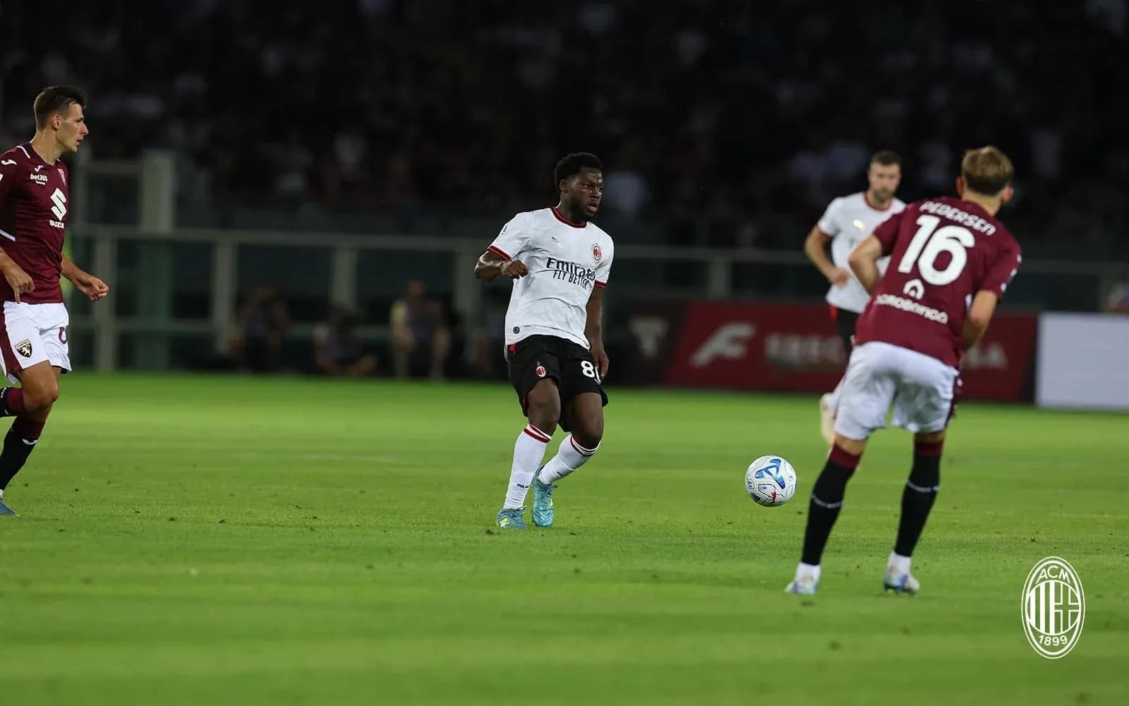 Jugadores de Torino y AC Milan en acción