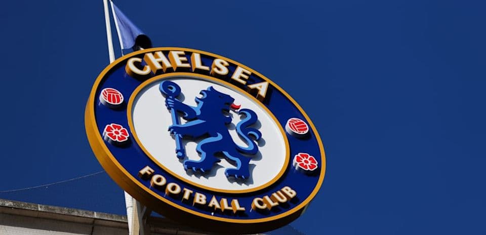 Escudo del Chelsea Football Club contra cielo azul