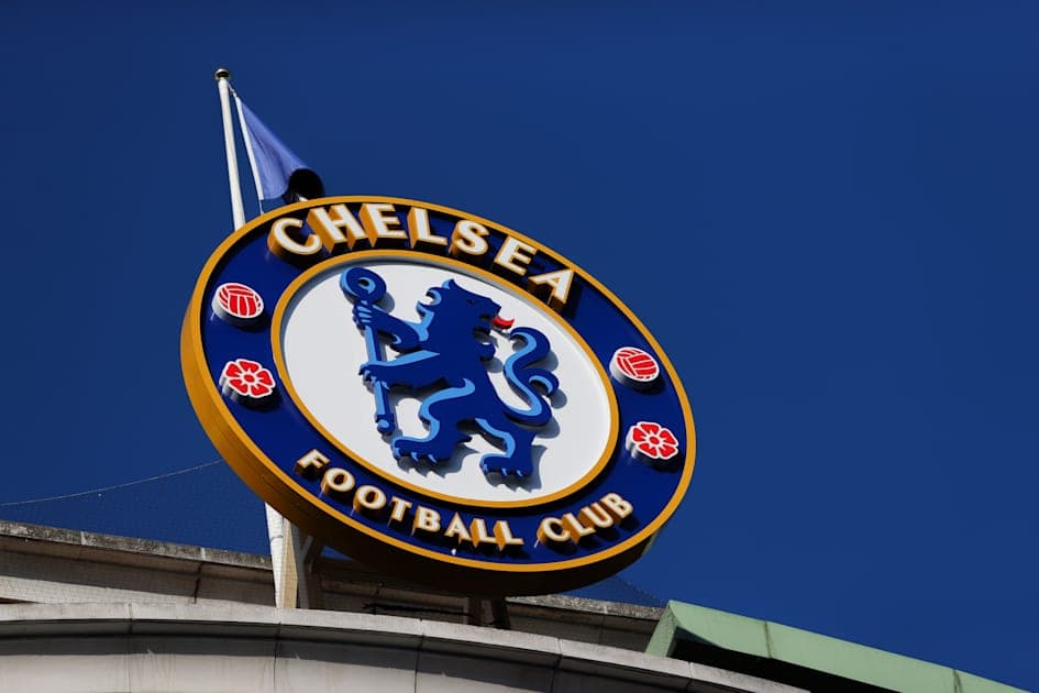 Escudo del Chelsea Football Club contra cielo azul