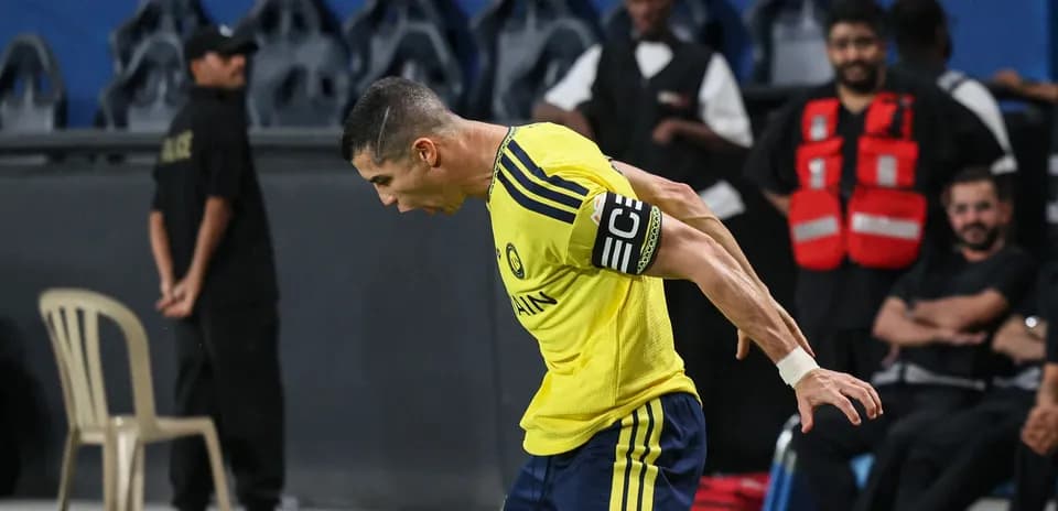 Jugador celebrando con camiseta amarilla en el campo
