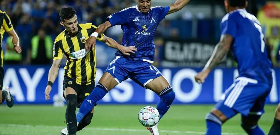 Jugador de Levski Sofia en acción contra AEK Atenas