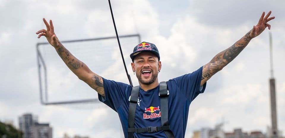 Neymar celebrando con brazos levantados en campo