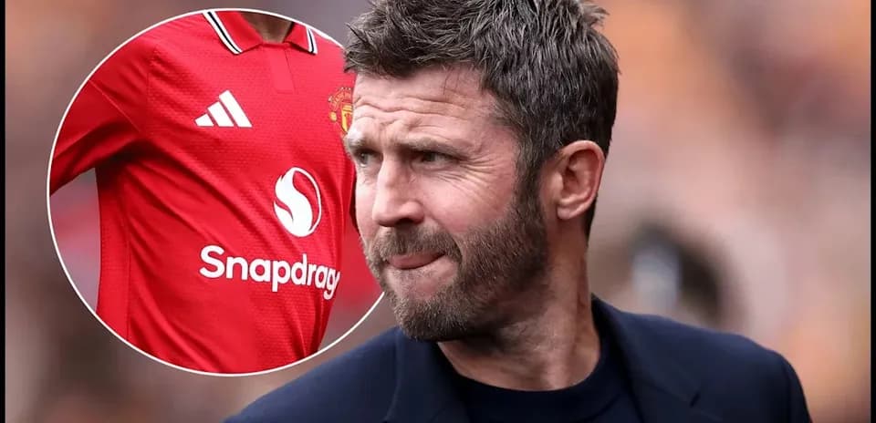 Entrenador observando el partido con camiseta de Manchester United