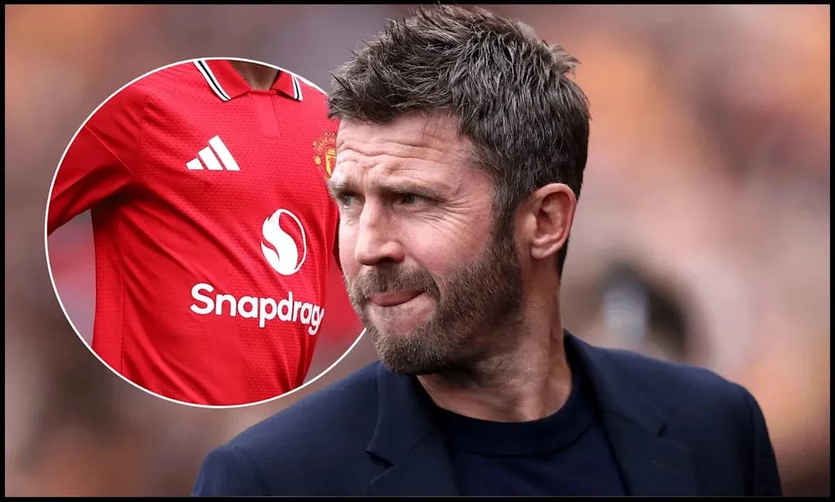 Entrenador observando el partido con camiseta de Manchester United