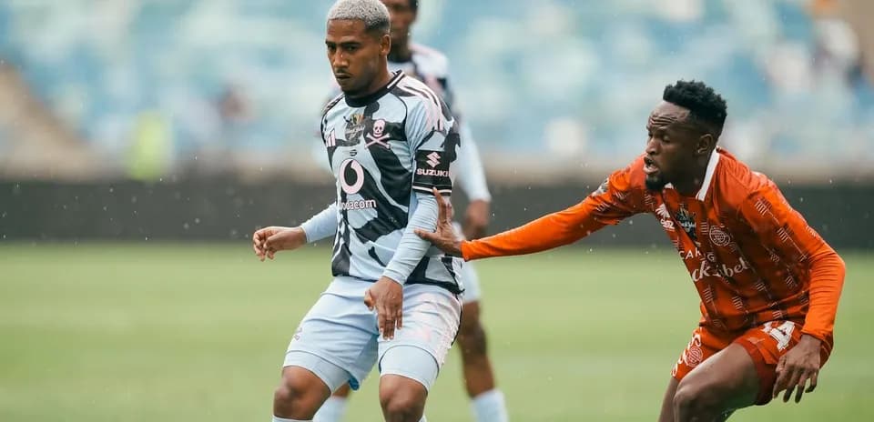 Jugador con camiseta azul esquivando a oponente en campo