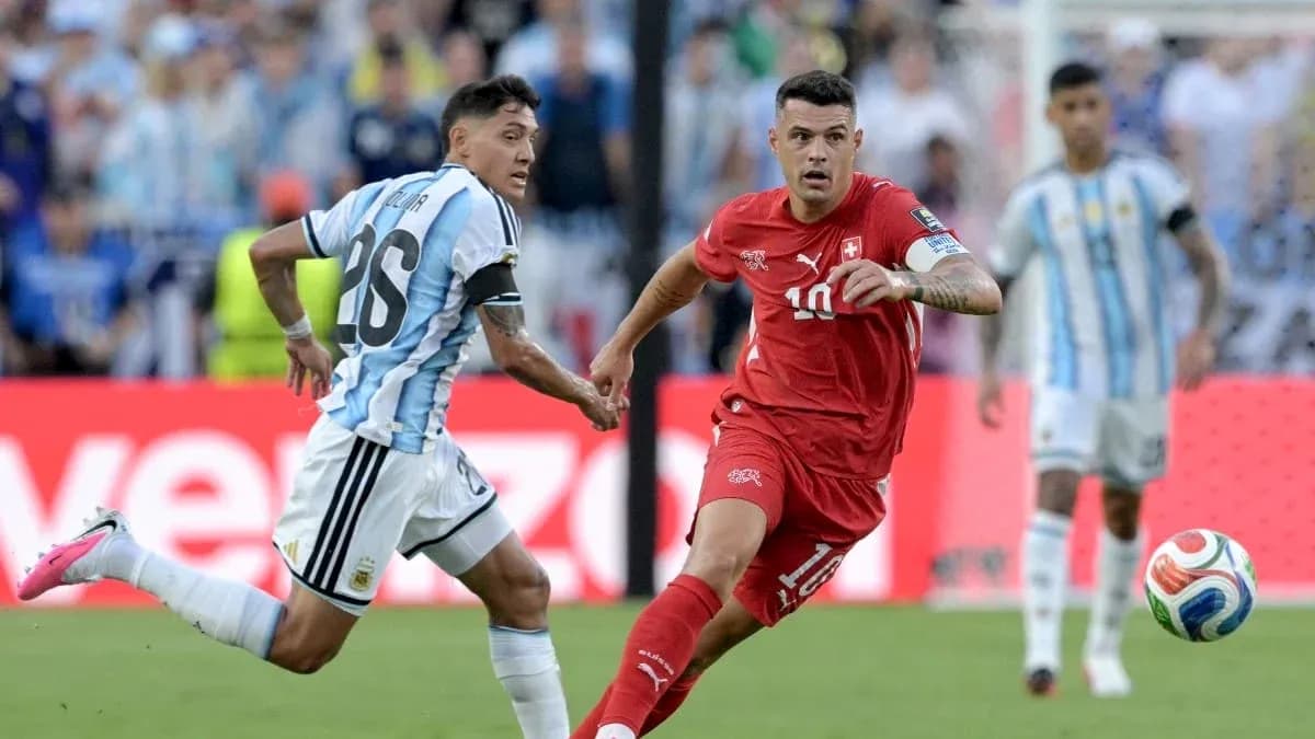 Jugador suizo driblando a defensor argentino en partido