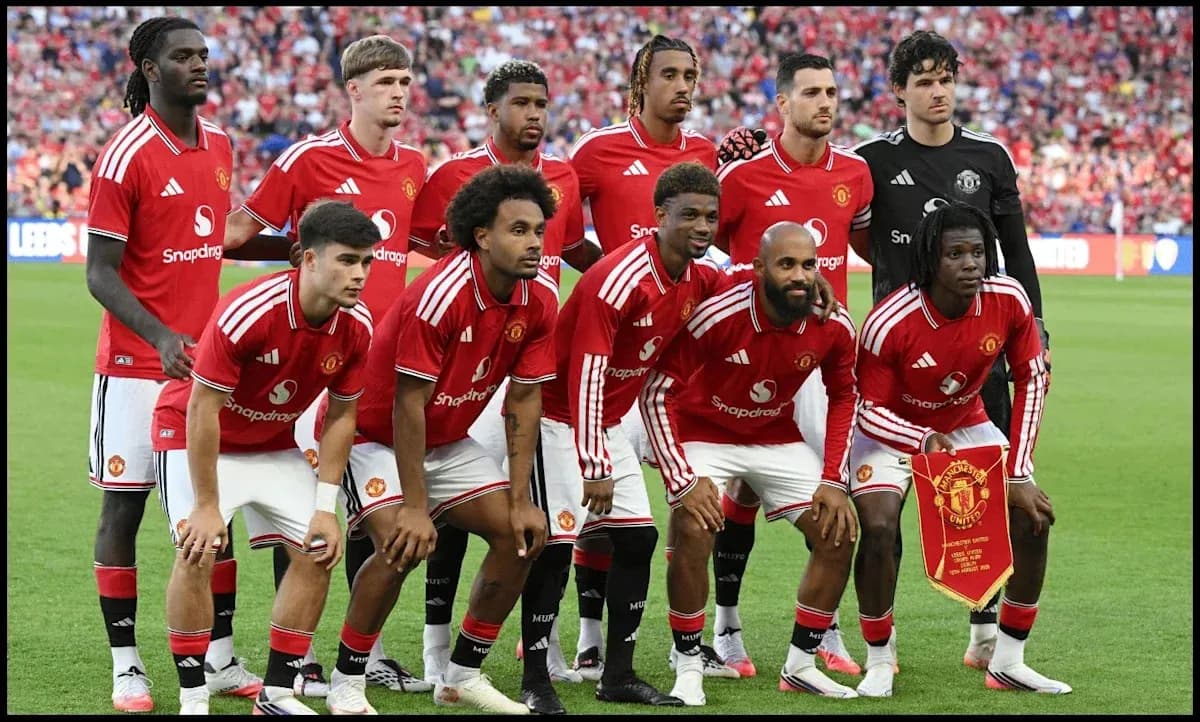 Jugadores de Manchester United posando en grupo
