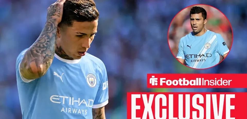Jugador de Manchester City con expresión pensativa en el campo