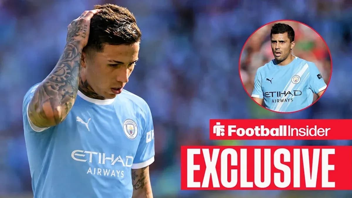 Jugador de Manchester City con expresión pensativa en el campo