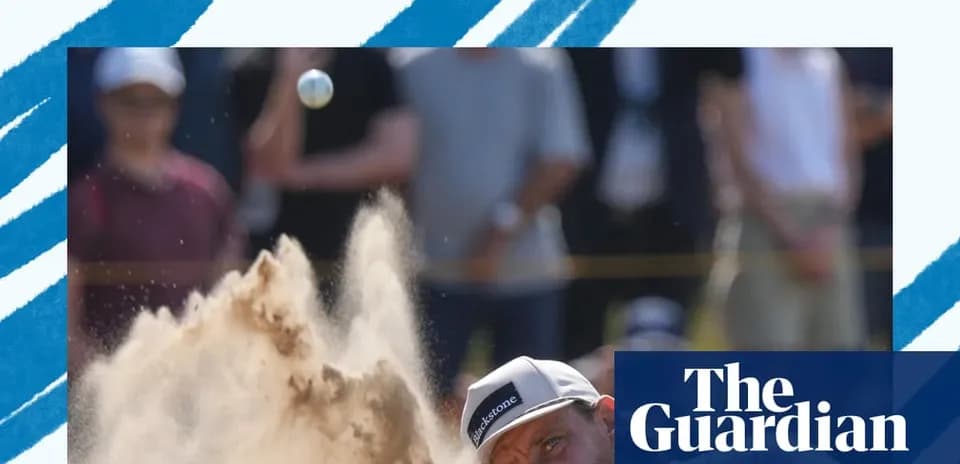 Golfista golpeando la bola desde la arena