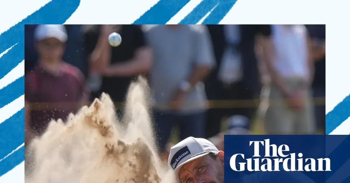 Golfista golpeando la bola desde la arena