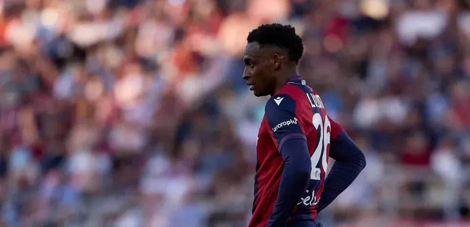 Jugador de Levante en el campo durante el partido
