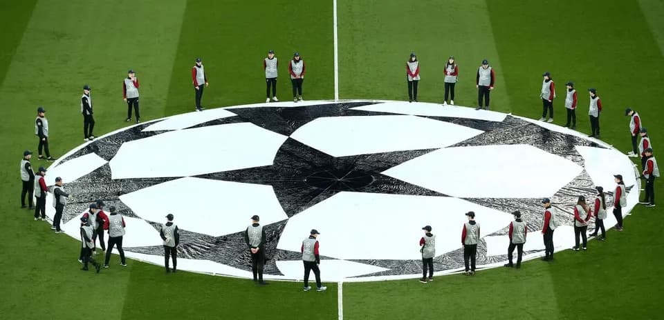 Personas alrededor del logo de la Champions League