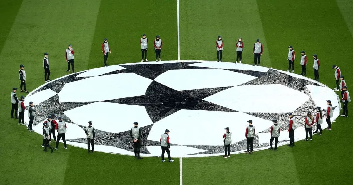 Personas alrededor del logo de la Champions League