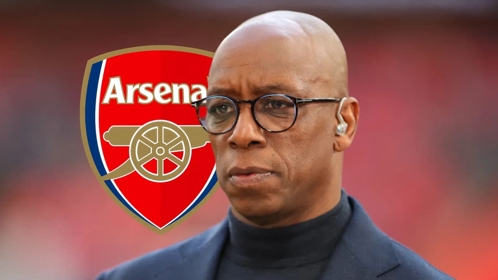 Hombre con gafas frente al logo del Arsenal