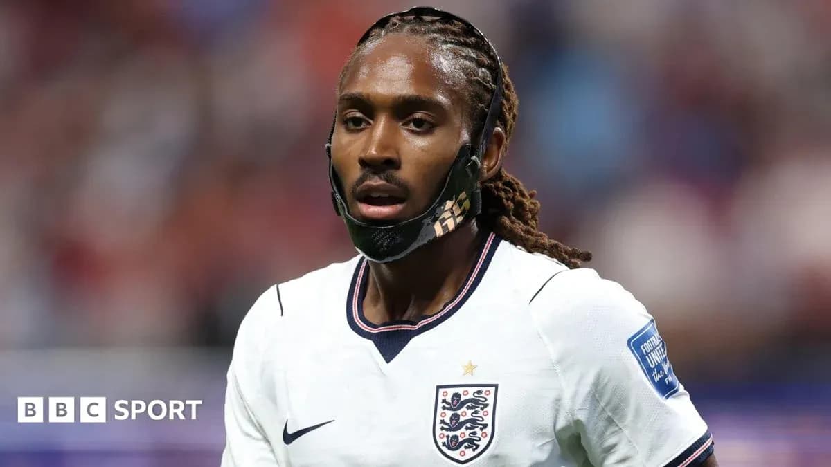 Jugador de Inglaterra con máscara en el campo