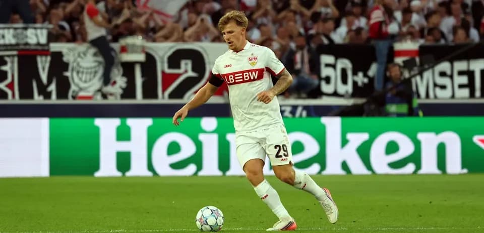 Jugador del Stuttgart corriendo con el balón en el campo