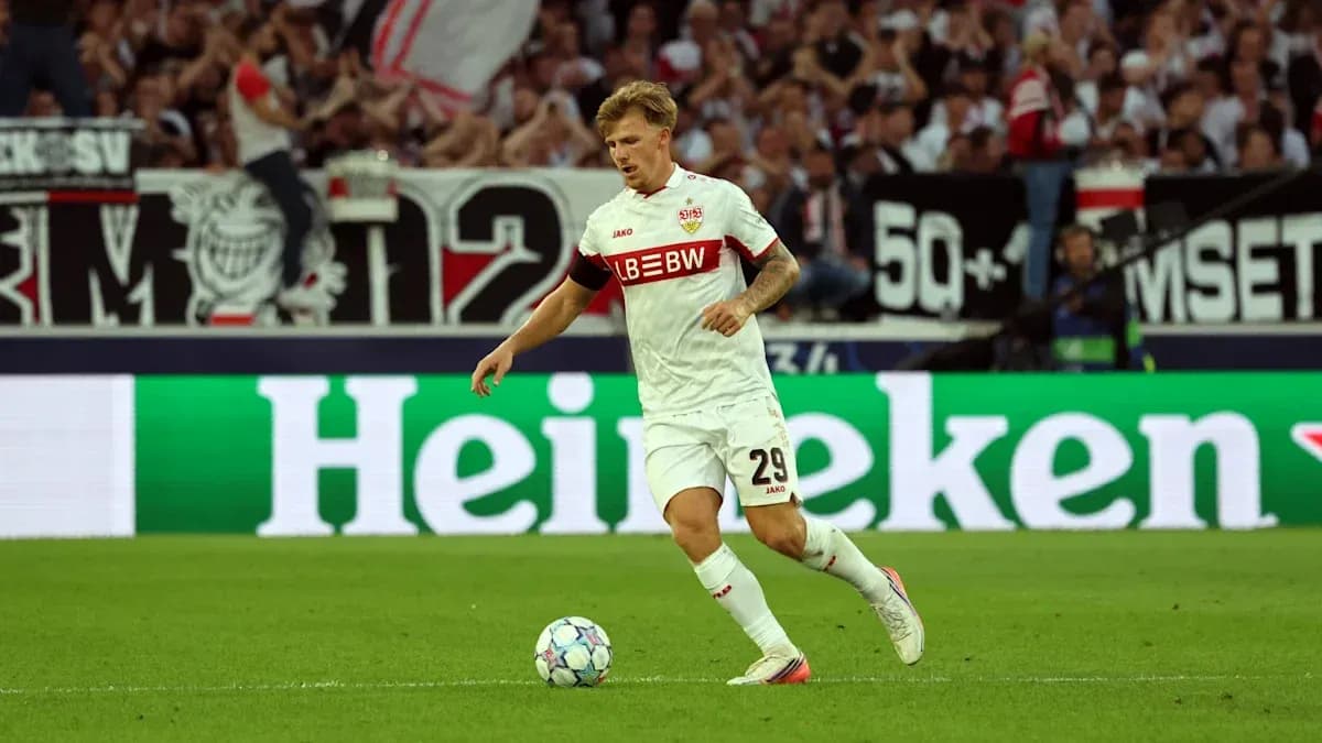 Jugador del Stuttgart corriendo con el balón en el campo