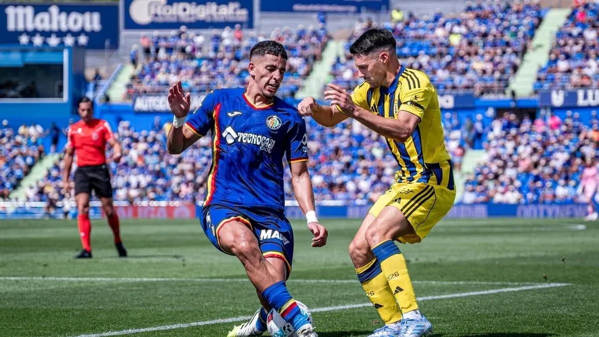 Jugador de Getafe desafiando a un oponente de Oviedo