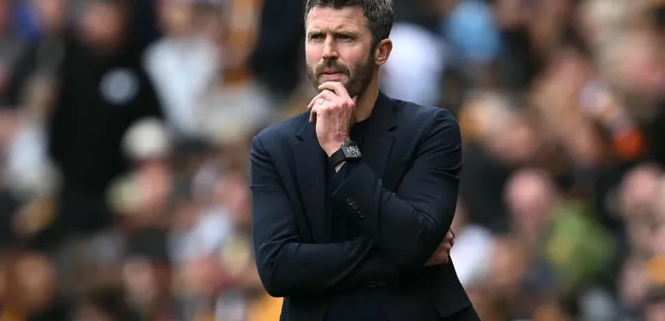 Entrenador observando el partido desde la banda