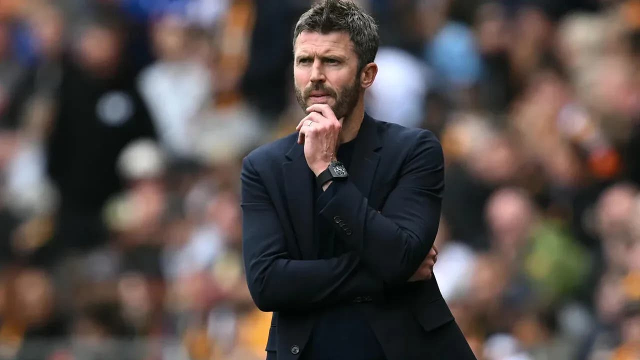 Entrenador observando el partido desde la banda