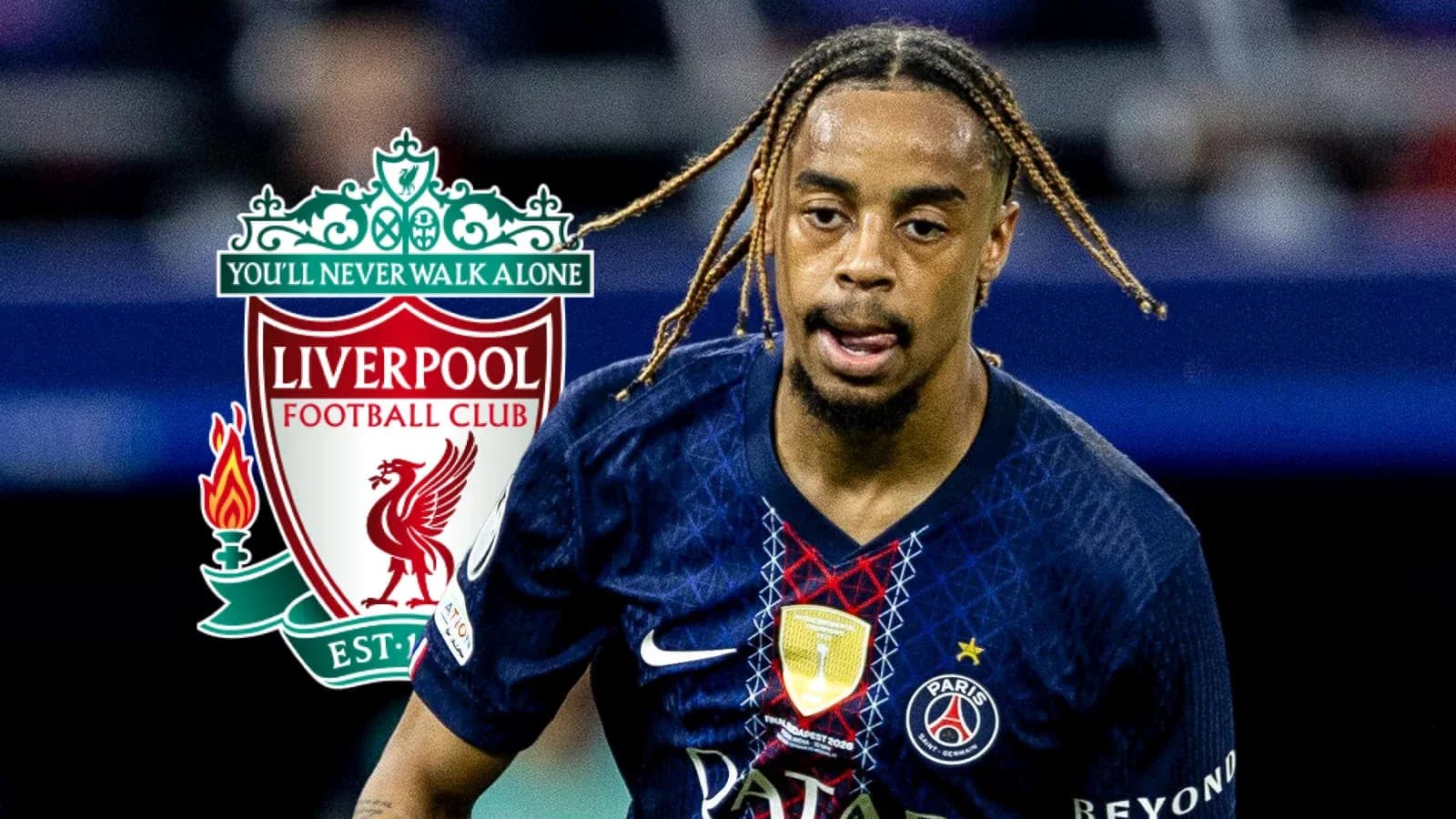 Jugador de PSG corriendo con el logo de Liverpool