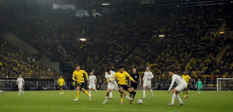 Jugadores compitiendo por el balón en el estadio