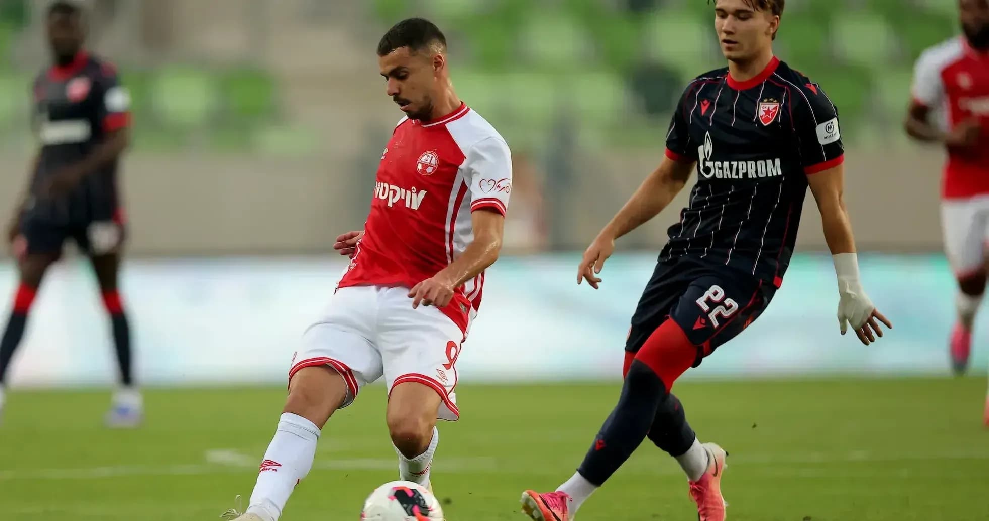 Jugador de FK Crvena Zvezda en acción